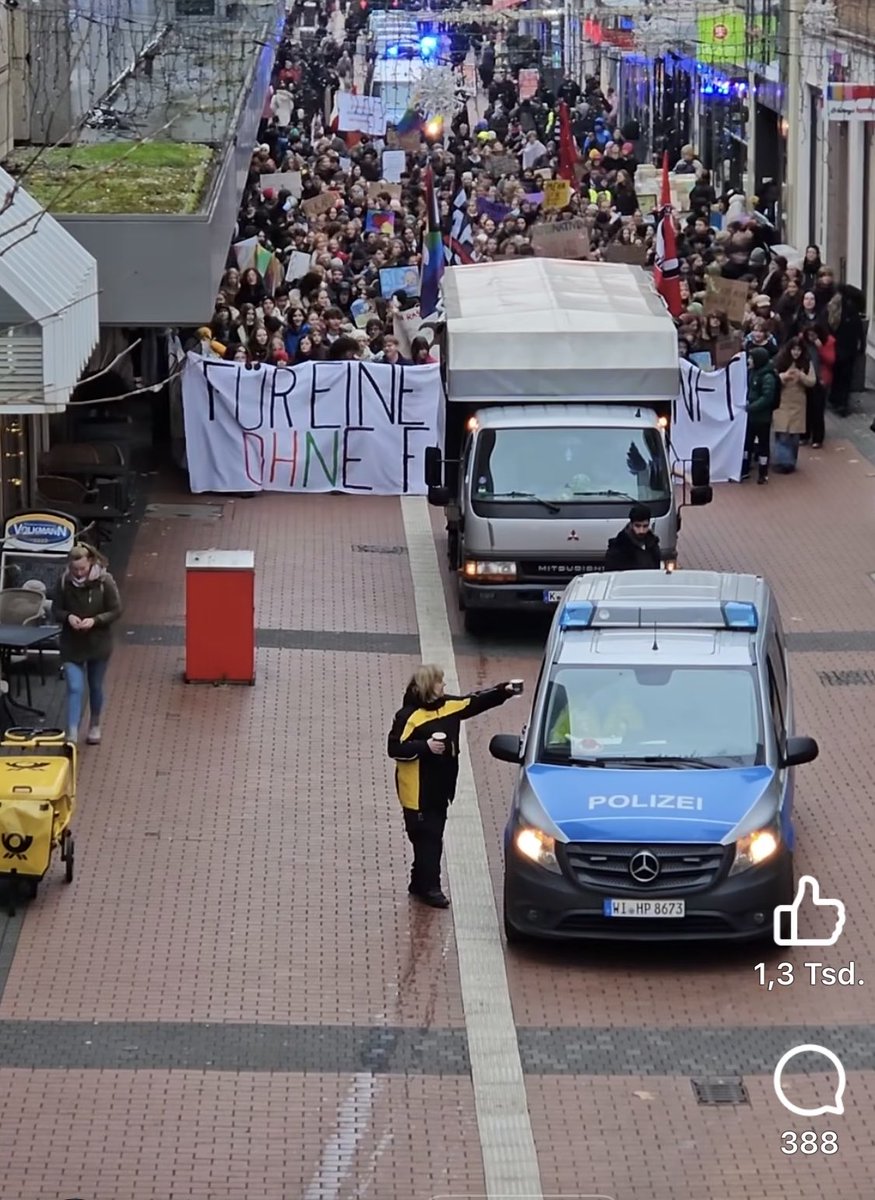Nehmt das:
Die erste Demo in Gießen läuft.
Es sind keine Geschäfte verbarrikadiert und eine Postbotin bringt Polizisten Kaffee.
Genau so ist #Gießen
Weltoffen, stabil demokratisch und antifaschistisch
(Bild aus einem Video von Mittelhessen[.] de)
