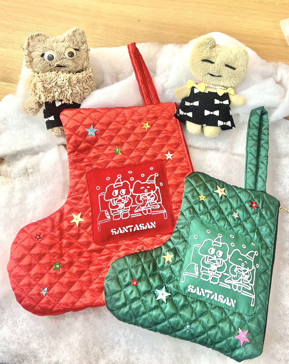 🎄11/29からニヒル牛のクリスマス展🎄
くつしたポーチを出します🧦昔お母さんが作ってくれたプレゼント用靴下を思い出して…🎅
たつ丸茶と黄は焼き芋とちくわを食べながらサンタさんに何をお願いするか考えてる柄のふわふわを付けました。裏はUSAプリント❣️
#ニヒル牛　#ノスタルジッククリスマス
