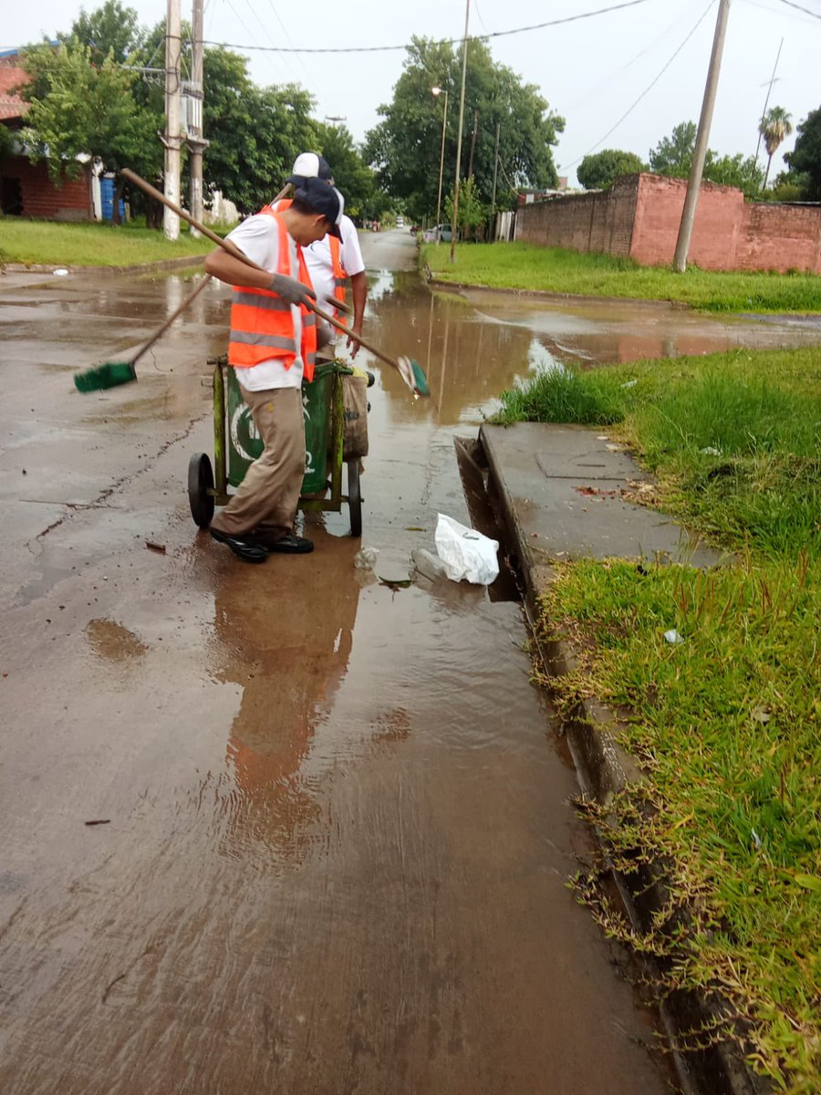 El <a href="/SMN_Argentina/">SMN Argentina</a> emitió un aviso a corto por tormentas fuertes con lluvias intensas y caída de granizo ⚠️ Recordamos a los vecinos que ante cualquier inconveniente, se pueden comunicar a la línea gratuita 147 o con el MuniBot por WhatsApp al 3794 341768 📲