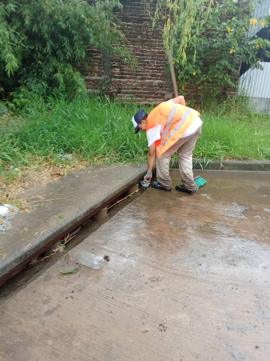 Intensificamos los trabajos de las cuadrillas ante la fuerte tormenta con ráfagas de viento y granizó que azotó la ciudad ⛈️ El temporal provocó la caída de árboles y voladura de techos🌳 Con tareas de limpieza y desobstrucción facilitamos el escurrimiento del agua 🌧️