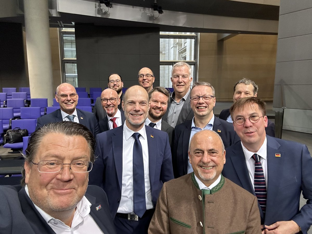 BrandnerSt's tweet image. Heute mal zwei Freitagschichtschlußfotos📸 aus dem #Reichstag👋.
Nächste Woche geht's weiter - für Deutschland🇩🇪🫡
#AfD
#Brandnerunterwegs🚙 
#wirhabendasDirektmandat👍
#WK193
#Berlin #Bundestag #Brandner