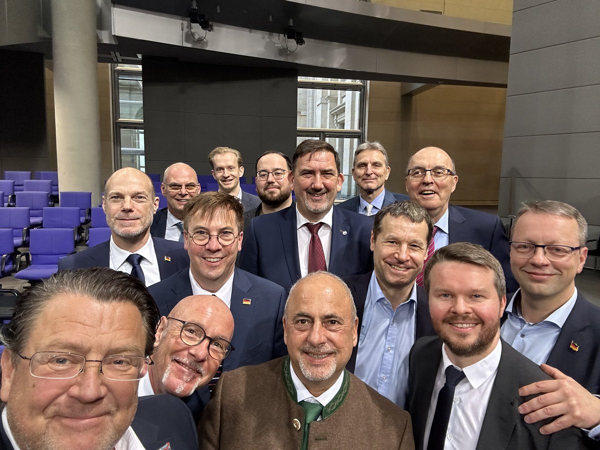 BrandnerSt's tweet image. Heute mal zwei Freitagschichtschlußfotos📸 aus dem #Reichstag👋.
Nächste Woche geht's weiter - für Deutschland🇩🇪🫡
#AfD
#Brandnerunterwegs🚙 
#wirhabendasDirektmandat👍
#WK193
#Berlin #Bundestag #Brandner