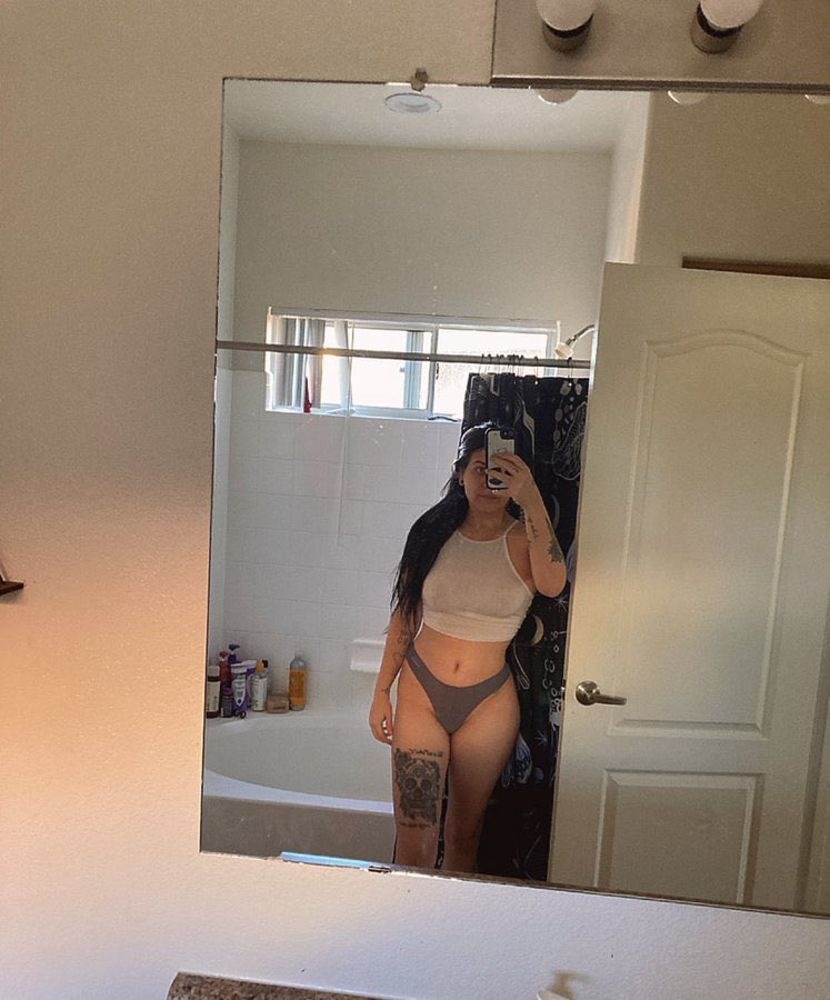 SandyWhite1972's tweet photo. Not a model but I love myself https://t.co/mWe8kHV1bV