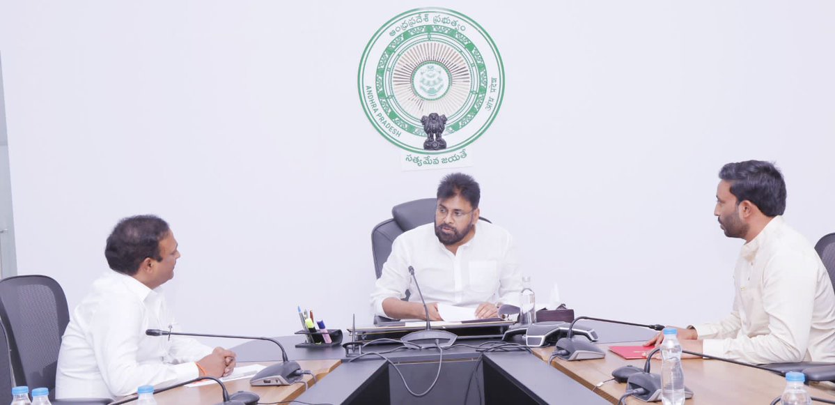 JanaSenaParty's tweet image. రాష్ట్ర ఉప ముఖ్యమంత్రి, జనసేన పార్టీ అధ్యక్షులు శ్రీ @PawanKalyan గారు శుక్రవారం రాత్రి జనసేన లోక్ సభ సభ్యులతో సమావేశమయ్యారు. డిసెంబర్ 1వ తేదీ నుంచి ప్రారంభం కానున్న పార్లమెంట్ శీతాకాలం సమావేశాలలో అనుసరించాల్సిన విధానాలపై దిశానిర్దేశం చేశారు. మచిలీపట్నం ఎంపీ శ్రీ @VBalashowry,…