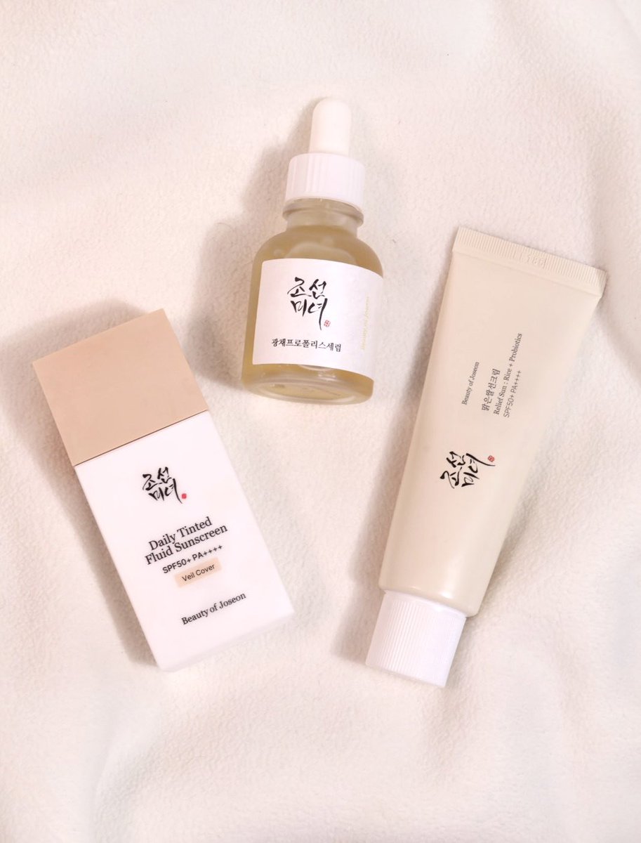 cosloveryn3's tweet image. #광고 #RT이벤트
RT추첨 3분께 겨울에도 쫀득한 피부를
만들어줄 조선미녀 광채세럼을 드려요💦
피부가 바싹 마르는 겨울에도 쫀득 윤광되는
화잘먹 조선미녀 3종 추천🌟
 
12월 올영세일로 쫀쫀윤광 피부 만들어주는 
광채세럼, 틴티드 선세럼 베일커버는 
28%할인❕

맑은쌀선크림은 무려 2개입 구성…