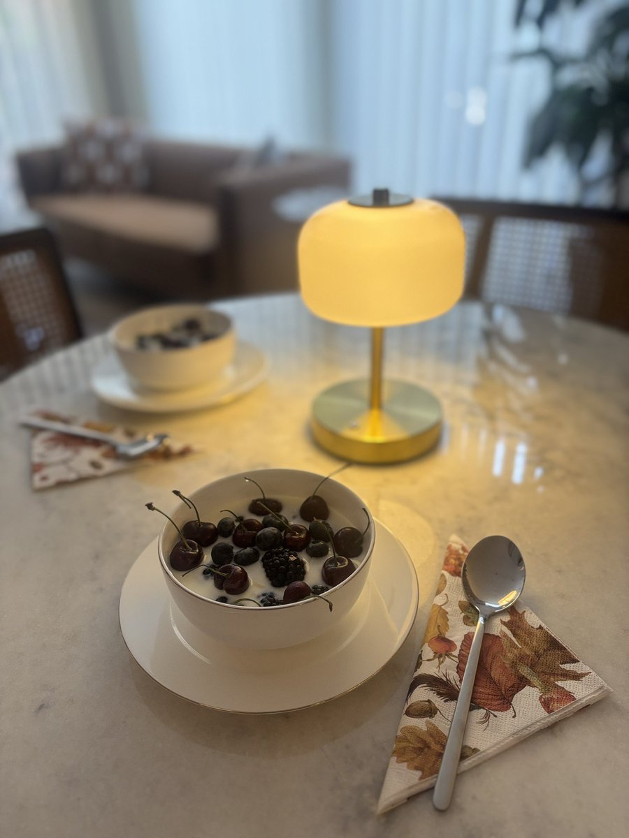 JuanMartinLegIs's tweet photo. Starting the day with a festive cherry topped fruit parfait and kefir… 🍒🎄 https://t.co/PKh4coxL1L