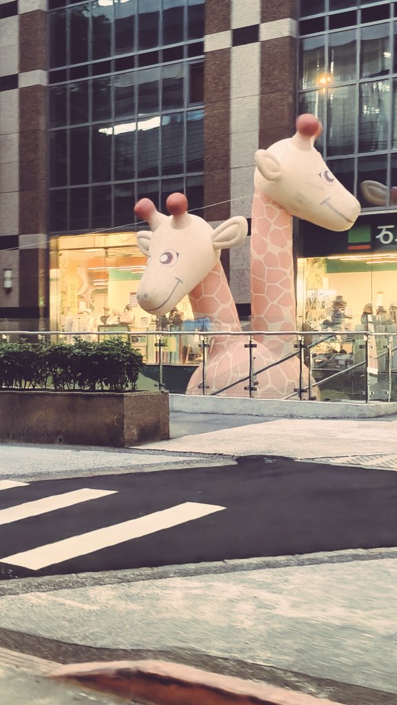 冷冷的夜
慵懶的人
喝一杯嗎？
此時此刻