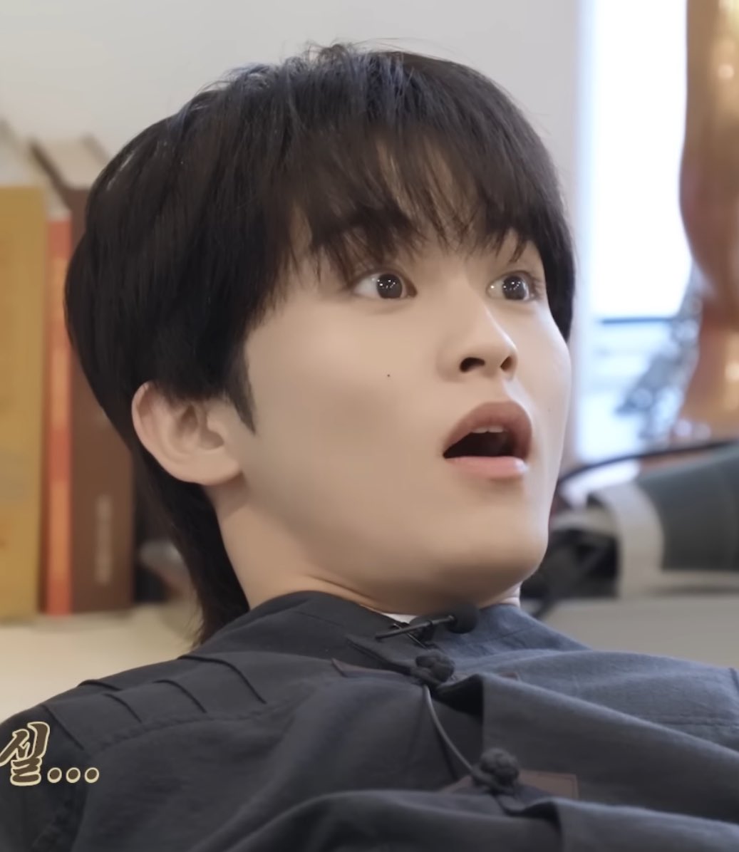 น้องม้าคชอบกินไก่มาก พอมาตรวจสุขภาพพบว่ากินไก่ไม่ค่อยดีกับตัวเองเท่าไหร่ จากนอนๆอยุ่ ม้าคลุกขึ้นมาเลย อึ้งมาก คือตาโต อ้าปากค้าง5555555555555