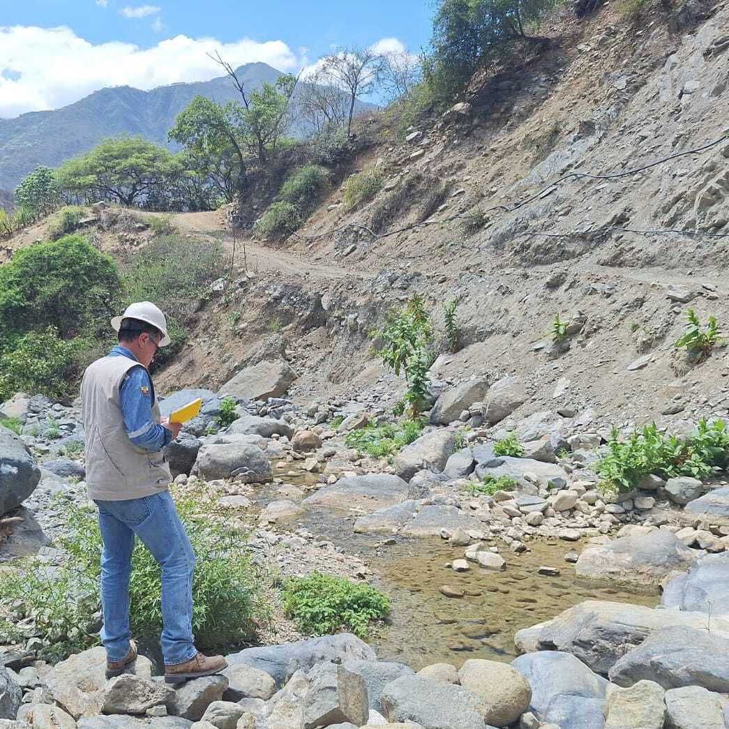 ⚒️ ARCOM Loja realizó una inspección de control en una zona minera de Tacamoros.
Hallazgos:
🚫 Sin actividades en ejecución
🚫 Área sin señalización
👷♂️ Sin personal en sitio
El proyecto se encuentra abandonado y se emitirá el informe respectivo.
#ARCOM #MineríaResponsable
