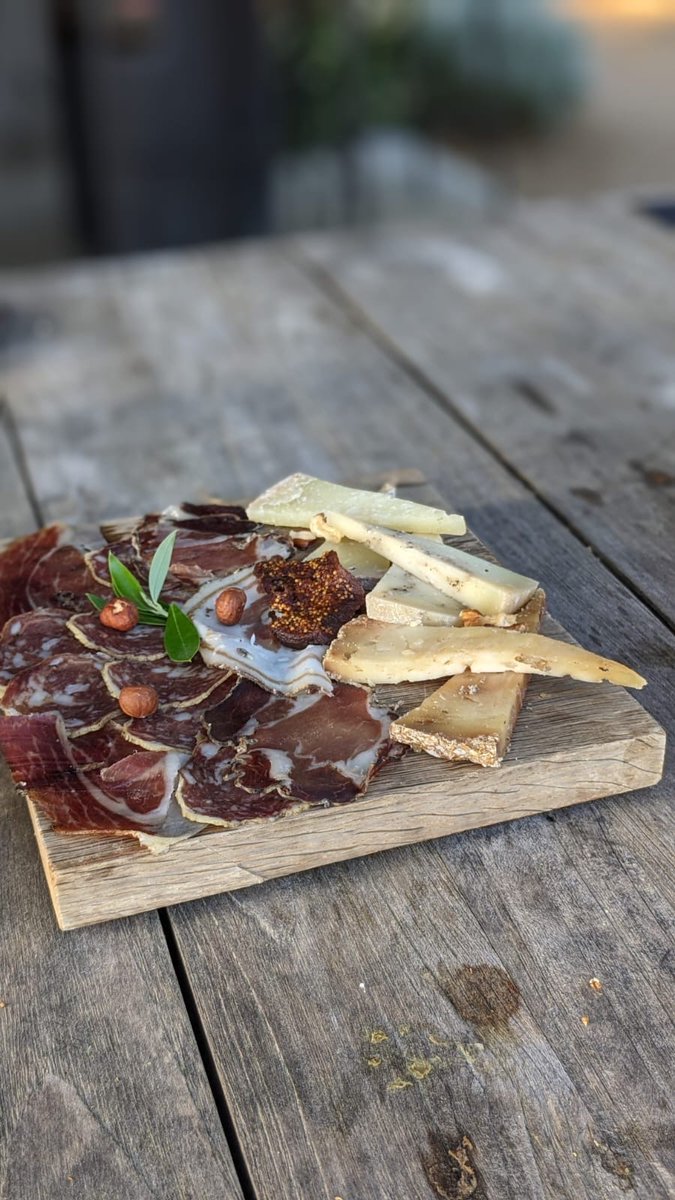 [il piatto della settimana ] Gli ottimi salumi e formaggi 🧀 della Corsica , un piatto unico ! #ExploreFrance <a href="/VisitCorsicaITA/">Visit Corsica IT</a>