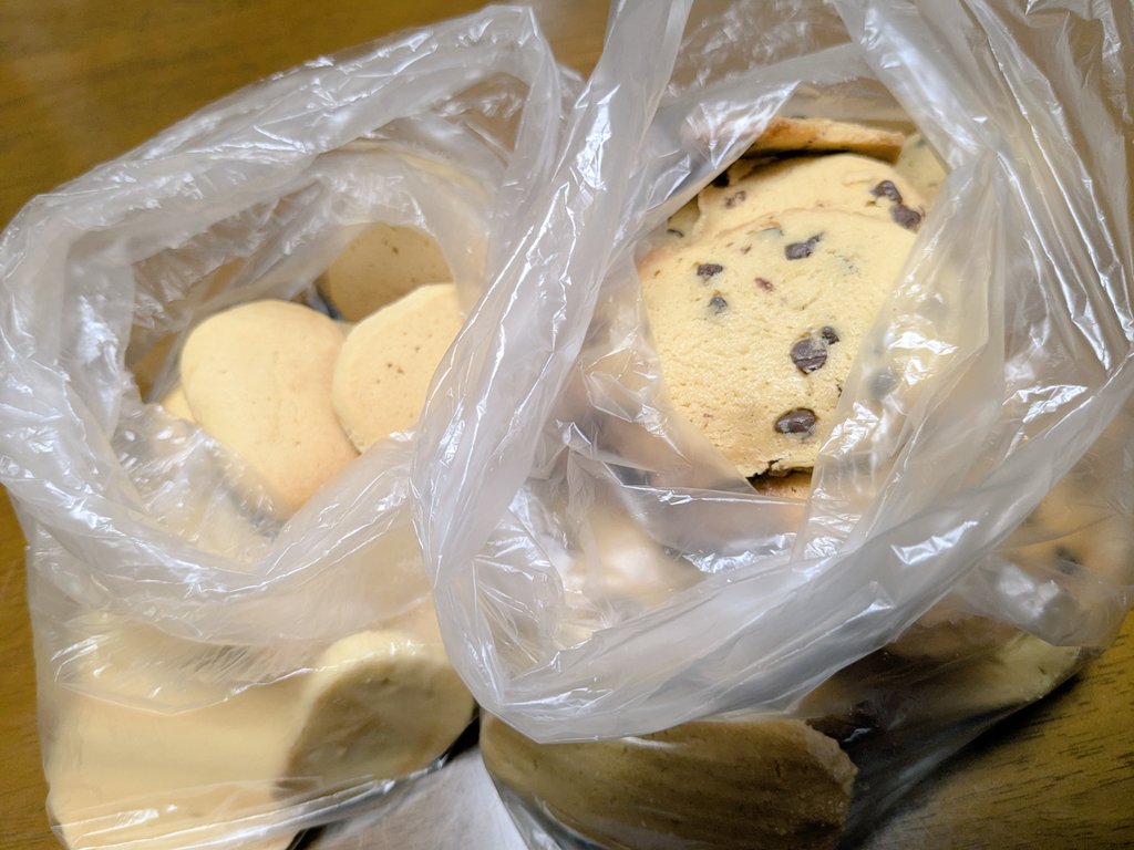 久しぶりにクッキー作りました☺️
我が家は、キッチン時間制3✕3なので中々作る時間がとれなかったのです
今、義母が親戚の家にお泊りに行っているので少し余裕時間が出来ました
プレーンとサブレとチョコチップ
まずまずだわ😋😆😋

今年は初めて入った部屋あり
他家とは違う我が家の在り方