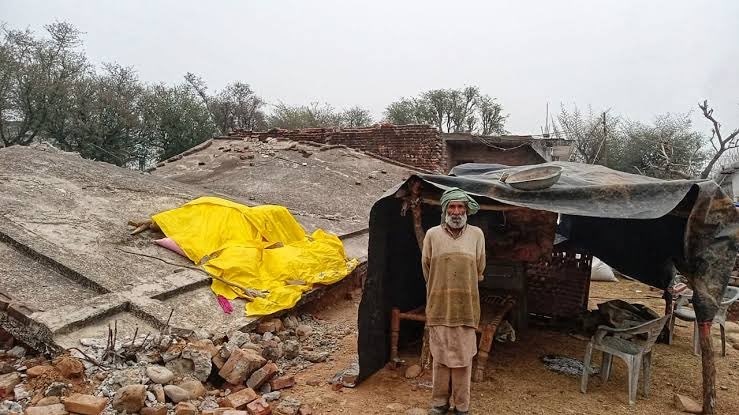 IltijaMufti_'s tweet image. When PDPs MLA introduced the land bill that aimed to provide land ownership rights to every resident of J&amp;amp;K not only did the Chief Minister reject it but also dubbed them as land grabbers. The contempt he showed for his own people is unforgivable. 

Today we ask you as residents…