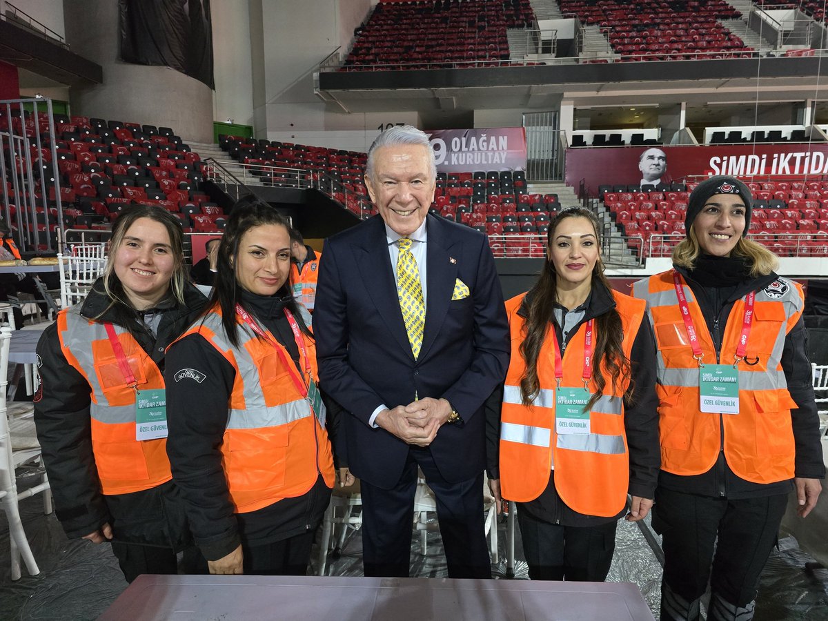 ARENA canlı yayını için CHP'nin 39.Olağan Kurultayı'nın yapıldığı Ankara ARENA Spor Salonu'ndayız.
Gördüğünüz gibi meleklerin korumasındayız.
