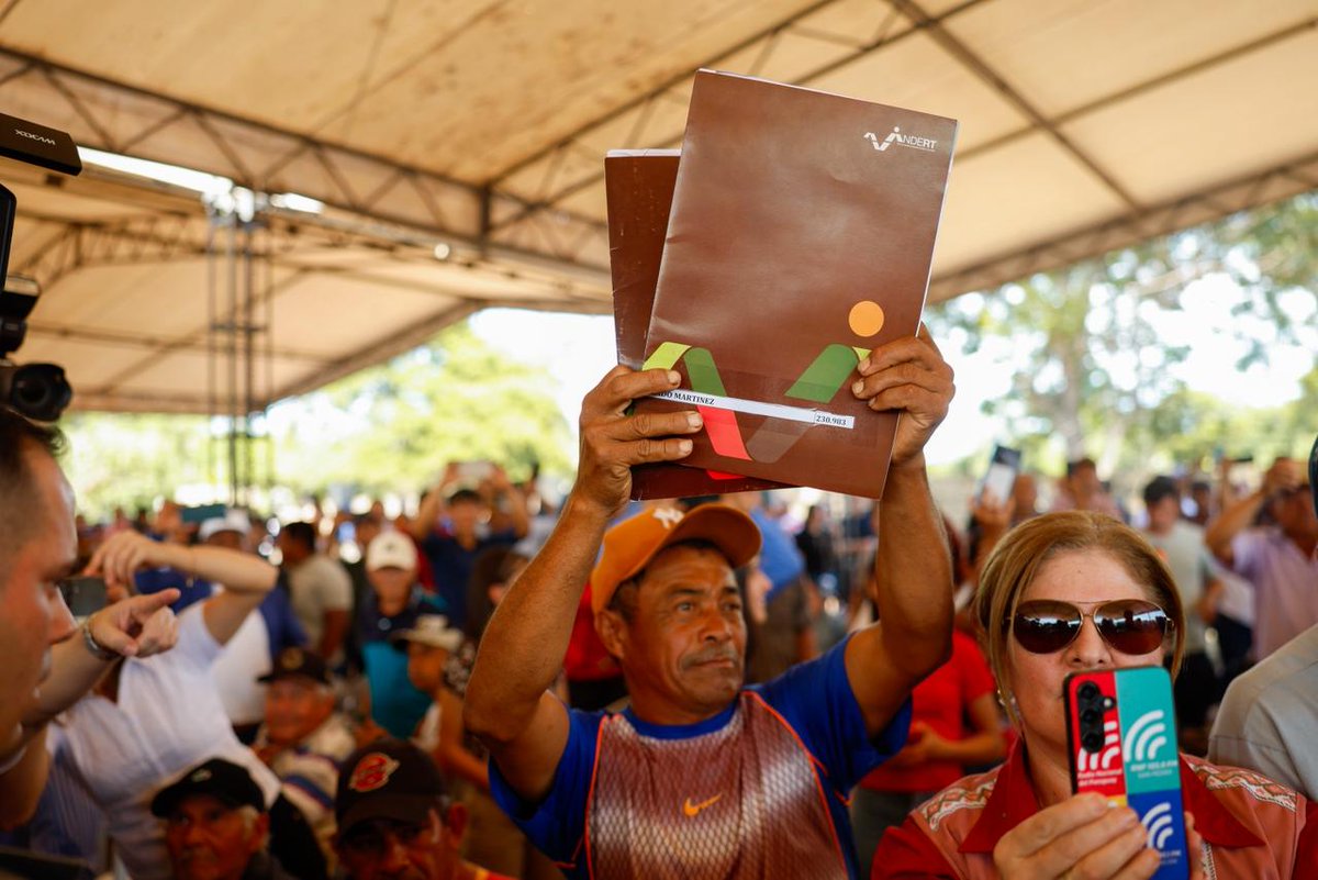 SantiPenap's tweet image. No entregamos solo 120 títulos de propiedad en Arroyito. Entregamos esperanza, alegría y justicia para nuestros compatriotas del campo.