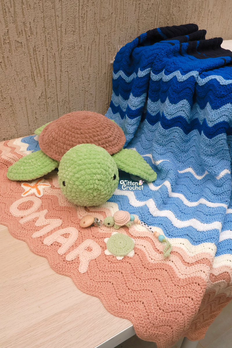 واخيييرا خلصتها 😍
الحمدلله خلصتها وطلعت مثل الي خططت له واجمل وتم تسليمها لبيبي عمر  مع دمية سلحوف بخيط المخمل و تعليقة لهاية سلحوف كمان 🐢✨

اعطوني رأيكم 🌊💙