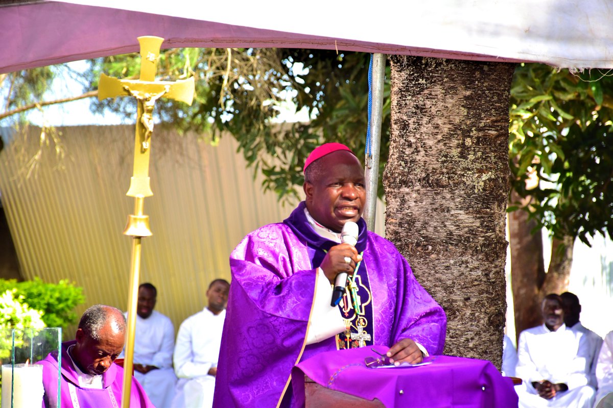 Masaka_Diocese's tweet photo. Rev. Fr. Francis Xavier Kibirige yaziikiddwa eggulo e Bukalasa. Omusumba w'Essaza lye Masaka, Rt. Rev. Serverus Jjumba ye yakulembeddemu ekitambiro kya mmissa okusabira omugenzi. https://t.co/CdqGuCIJed