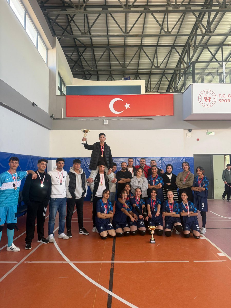 İlçe geneli Birinci Küme Voleybol Turnuvası’nda:
Genç Erkekler A Kategorisi’nde ilçe şampiyonu
Genç Kızlar A Kategorisi’nde ise ilçe ikincisi olduk.
Tüm sporcularımızı ve emeği geçen öğretmenlerimizi tebrik ediyoruz.

<a href="/ali_eyyupkoca/">Ali Eyyupkoca</a>
<a href="/mardinilmem/">Mardin İl Millî Eğitim Müdürlüğü</a> 
<a href="/menesipek/">Muhammed Enes İpek</a>
<a href="/TcDargecit/">Dargeçit Kaymakamlığı</a>
<a href="/Selmangez/">Selman gezici</a>