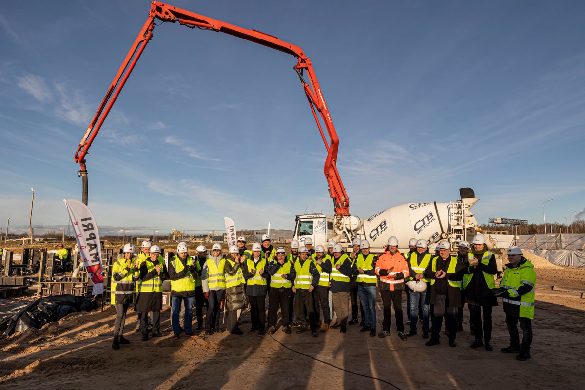 #Liepājā iemūrēta kapsula jaunā "Scania Latvia" servisa centra pamatos. liepaja-sez.lv/lv/sakums/liep…