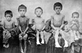 La #Russie c'est ça:
L'Holodomor en Ukraine dans les années 30 
5 Millions d'Ukrainiens affamés ou tués par Staline !
Un Génocide programmé et organisé par les ancêtres de Poutine.