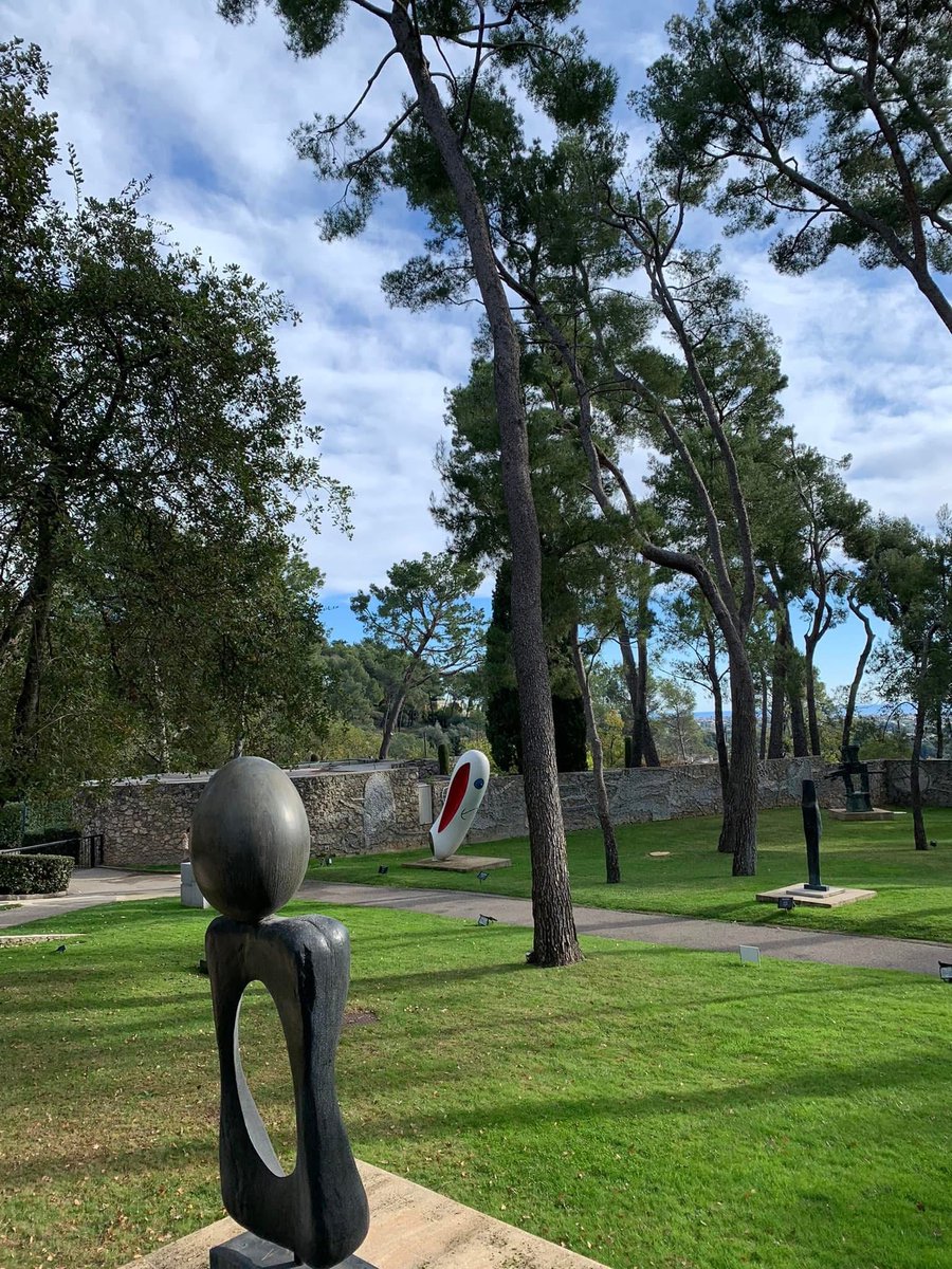 [natura ] Il parco green della Fondation Maeght a Saint-Paul-de-Vence 
Un percorso green nella natura con opere di arte contemporanea 💚 #ExploreFrance <a href="/VisitCotedazur/">Côte d'Azur France</a>