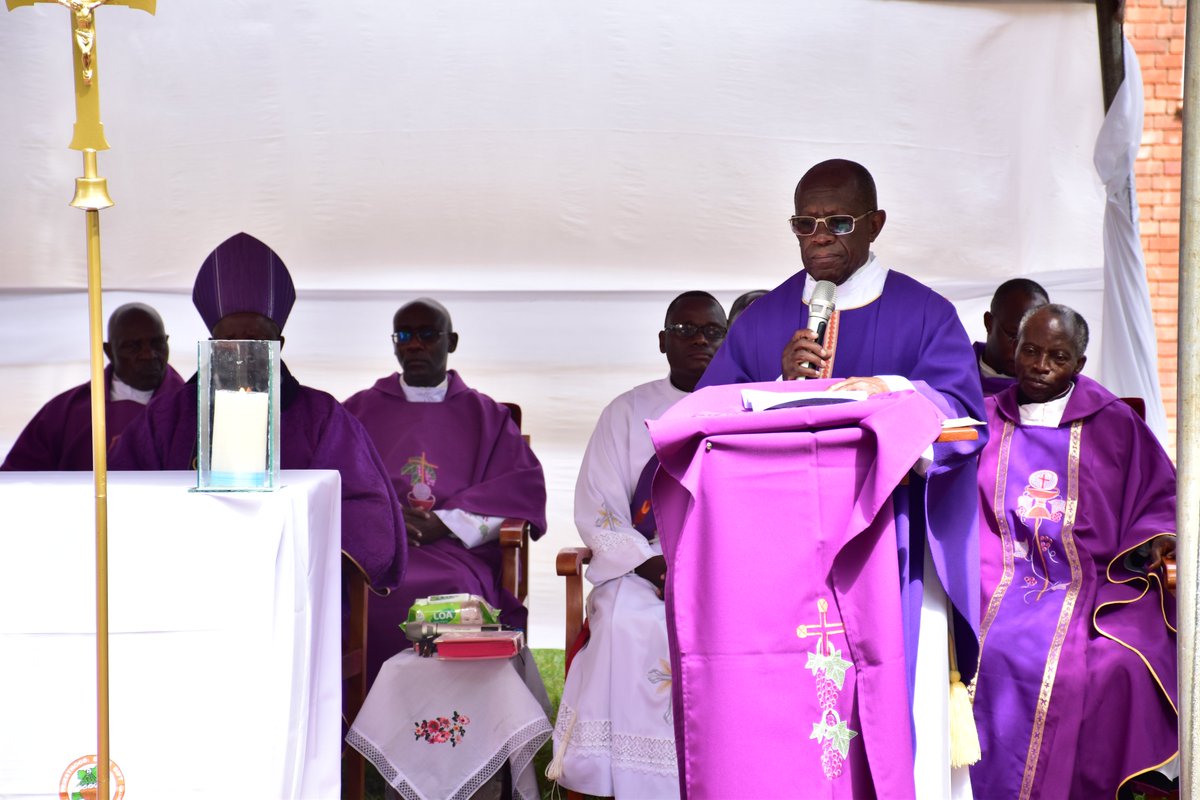 Masaka_Diocese's tweet photo. Rev. Fr. Francis Xavier Kibirige yaziikiddwa eggulo e Bukalasa. Omusumba w'Essaza lye Masaka, Rt. Rev. Serverus Jjumba ye yakulembeddemu ekitambiro kya mmissa okusabira omugenzi. https://t.co/CdqGuCIJed