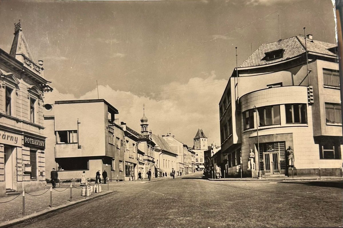 Forestman22's tweet image. Mělník, ulice Pražská , 50 nebo 60 léta minulého století.
#pohlednice  #ČSSR #Mělník  #photos  #česko