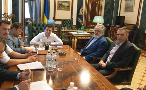 Ахуєнне фото - свята безгрішна людина в оточенні корупціонерів русні, невігласів та відвертих злодіїів.