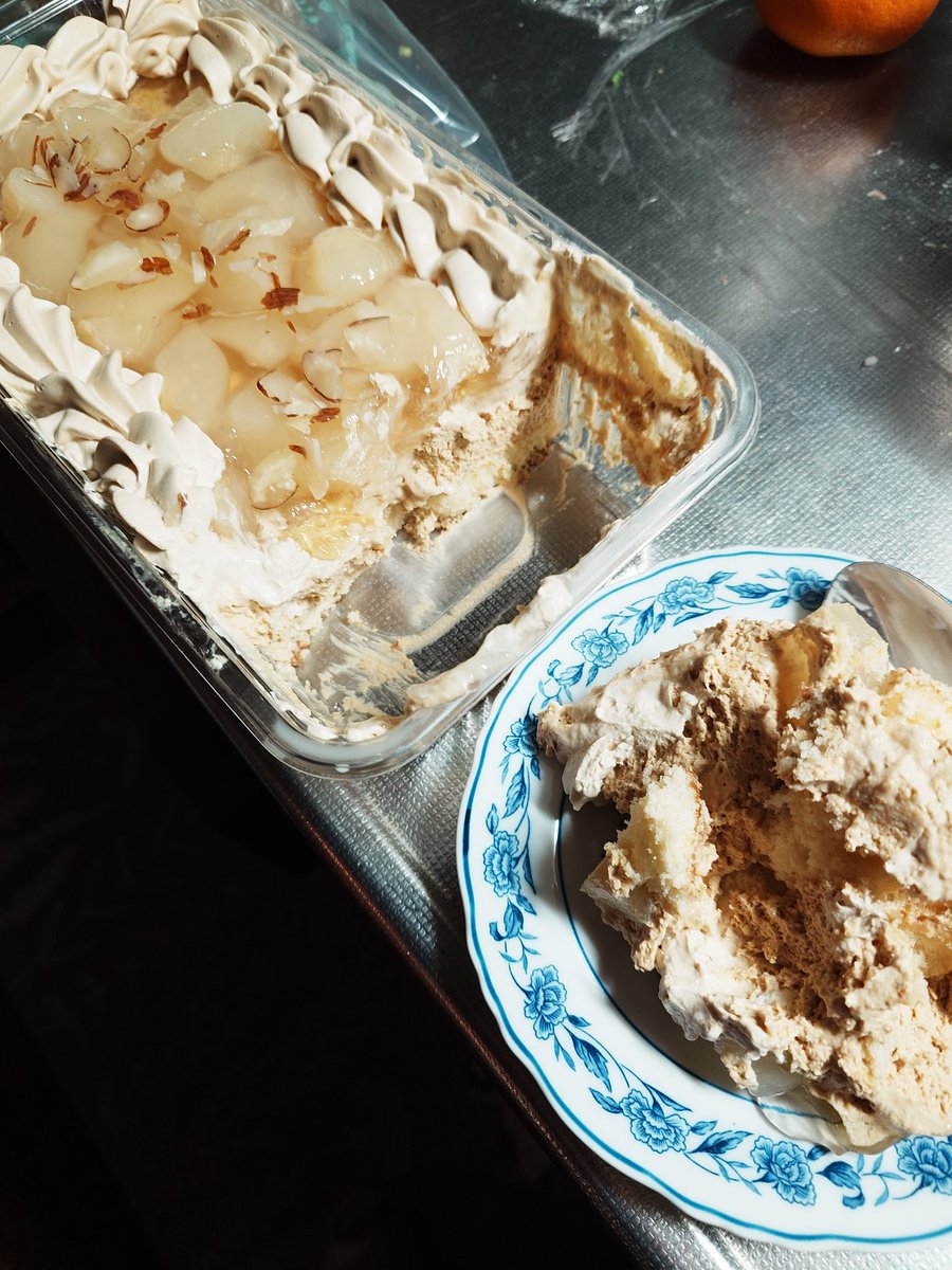 sheepland1's tweet image. 我慢できずに、この時間に食べるコストコケーキ（笑）
キャラメルが程よく苦味感じてうまし😋
洋梨も生なのかな？
シャキシャキでうまし‼️
これなら食べ切れそうです✨