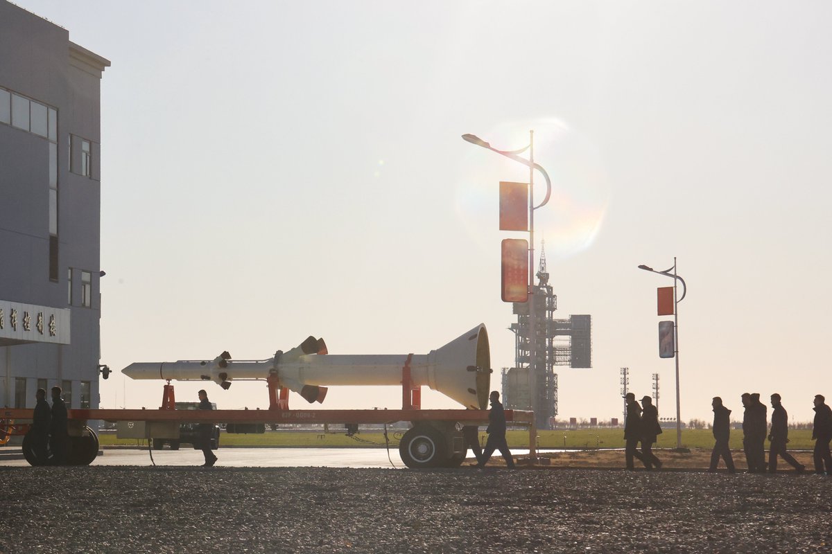 CQ_Liangjiang's tweet image. #China launched the Shenzhou-22 #spaceship to provide a return vessel for the three Shenzhou-21 astronauts in orbit. This momentous occasion marked the accomplishment of the first emergency launch mission in the country&apos;s manned space program.🚀🌌
📸 Xinhua