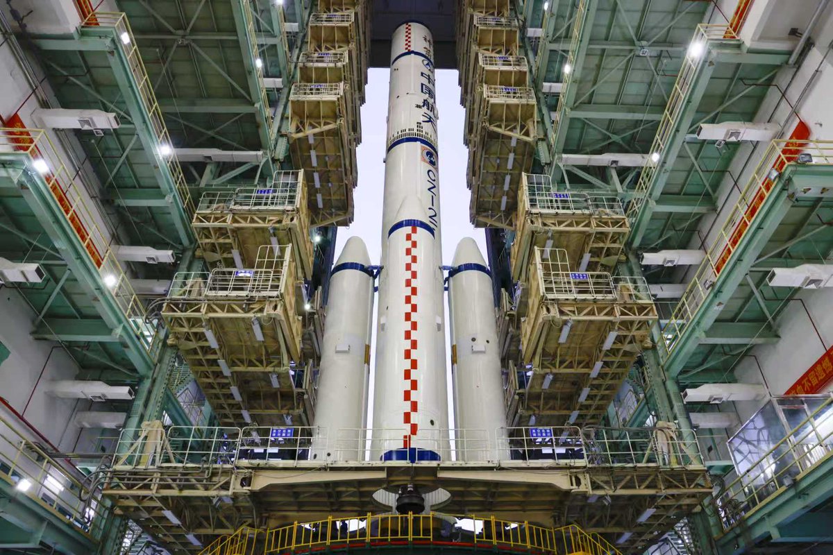 CQ_Liangjiang's tweet image. #China launched the Shenzhou-22 #spaceship to provide a return vessel for the three Shenzhou-21 astronauts in orbit. This momentous occasion marked the accomplishment of the first emergency launch mission in the country&apos;s manned space program.🚀🌌
📸 Xinhua