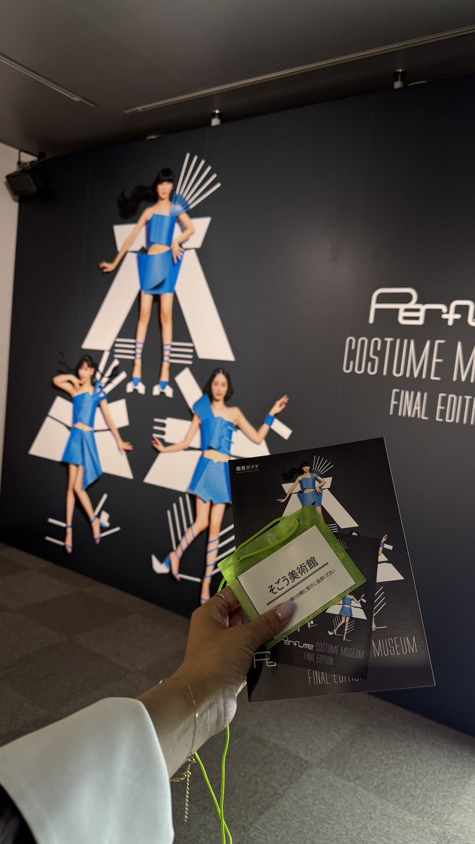 sawasawa_0411's tweet image. 今日初めて衣装展トークショーに行ってきたのだけど、初回の神戸に時を戻したいくらい本当に充実した内容で、すごく良かったです。
松丸さんと直接色々お話できたのですが、履いてらしたノワールケイニノミヤxReebokコラボのスニーカーをセシリーバンセンコラボと間違えて🙇🏻‍♀️🙇🏻‍♀️🙇🏻‍♀️
#PCM 
#Perfume衣装展