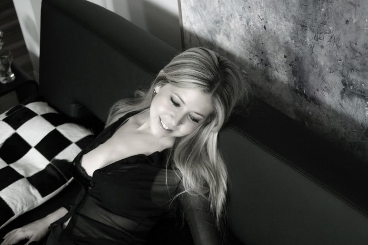 CurvyMissMia's tweet image. B&amp;amp;W film shoot.
The candid is my favorite.
#FlashbackFriday #modeling #blackandwhitephotography