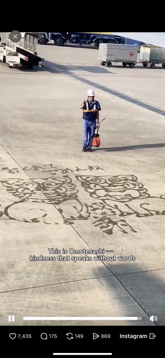 Only61ss's tweet photo. 什麼叫中華文化「謙以待人」，日本做到了

「日本沖繩機場航班延誤時，地勤人員用水畫出可愛的 Shisa（沖繩的守護獅雕像），並寫著『抱歉延誤了』！」
如果在國內想都別想 https://t.co/WohcrNs8IP