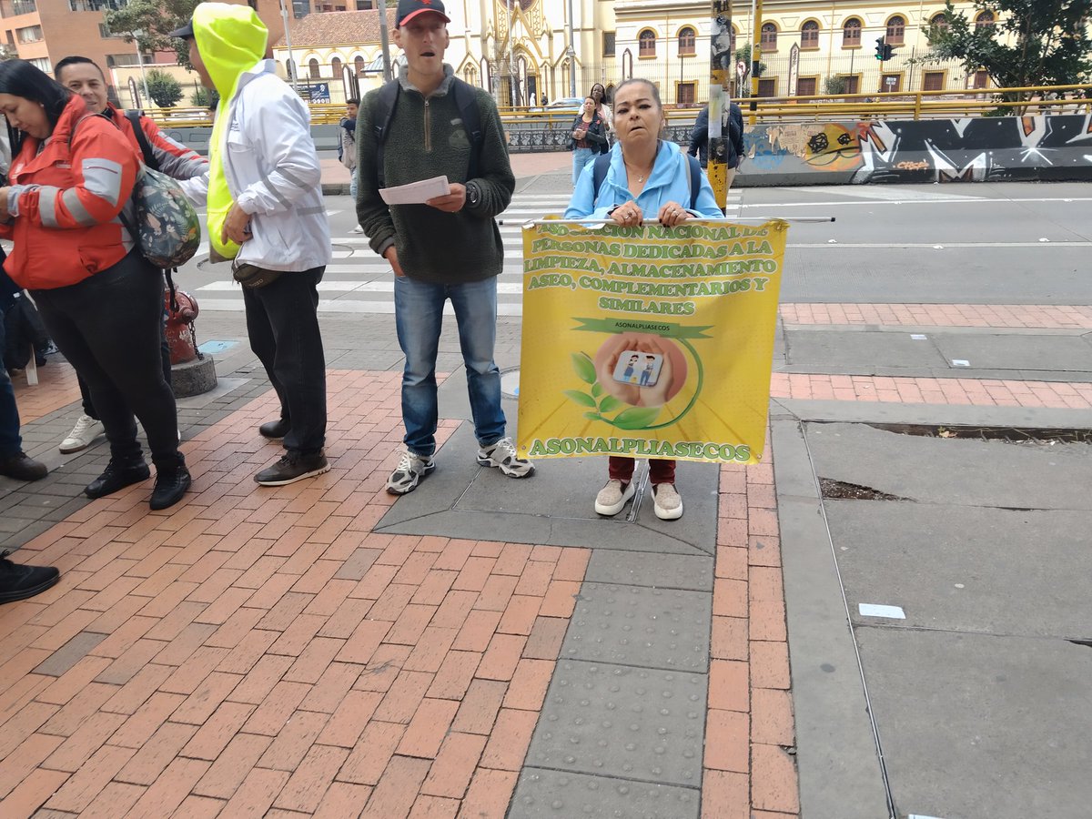 🗣️Rechazamos el borrador del decreto de negociacion colectiva por niveles en sector privado!

¡Por el libre derecho de asociación y negociación!

¡Por la igualda de salarios para !las mujeres!

Carrera 7 # 31-10 en BOGOTA

Carrera 56a # 51-81 en MEDELLIN.
✊✊✊