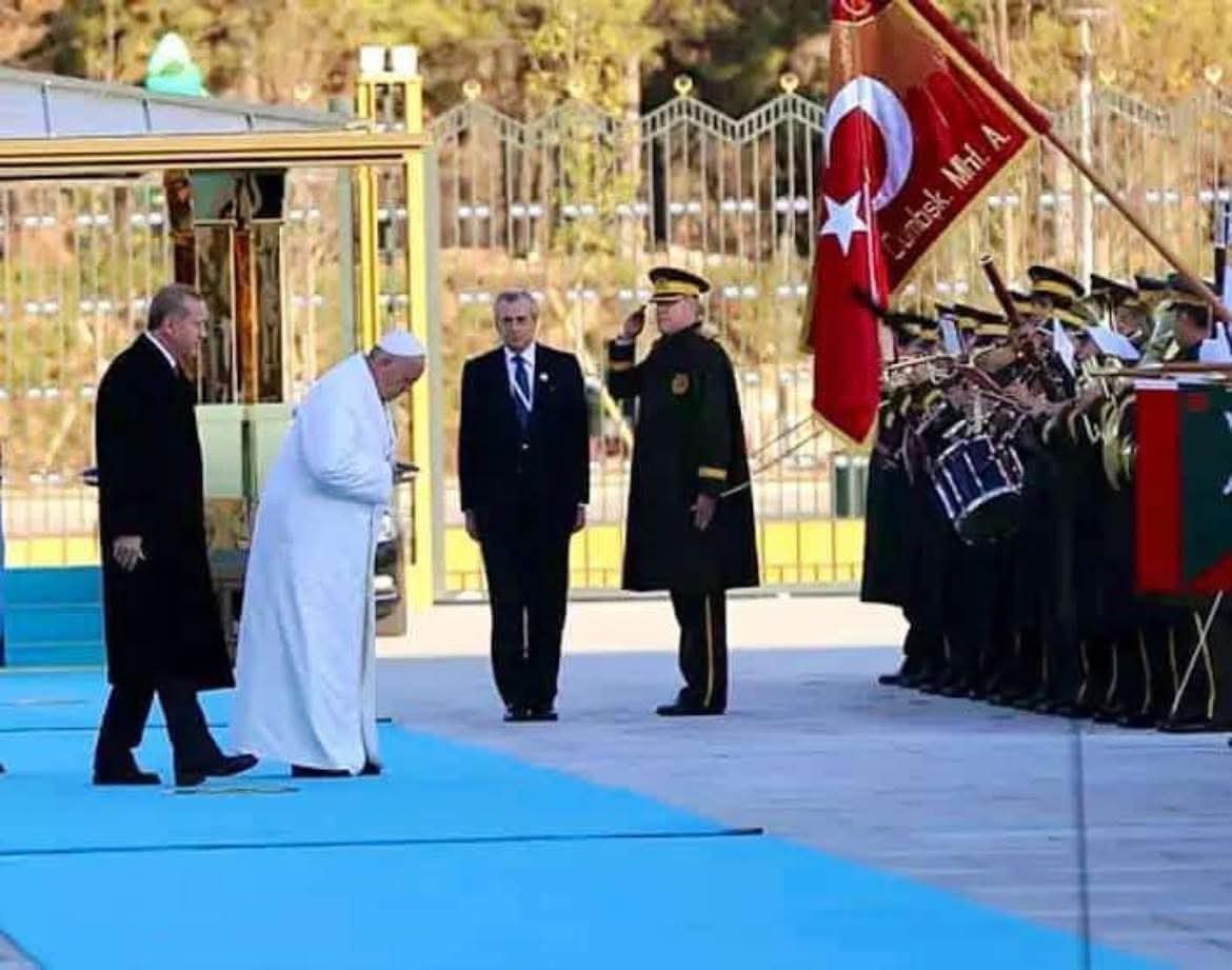 Celladı'na Aşık Olmuş İse Bir Millet İster Çan İster Ezan Dinlet... 

Bu zilleti de izzet olarak görüyorsunuz ya yuh olsun size!

 Papa hangi vasıfla geldi? Hangi ülkenin başbakanı,cumhurbaşkanı? Neden devlet  kendine sıgınan muhacirleri deport eder iken kafirleri kırmızı halı