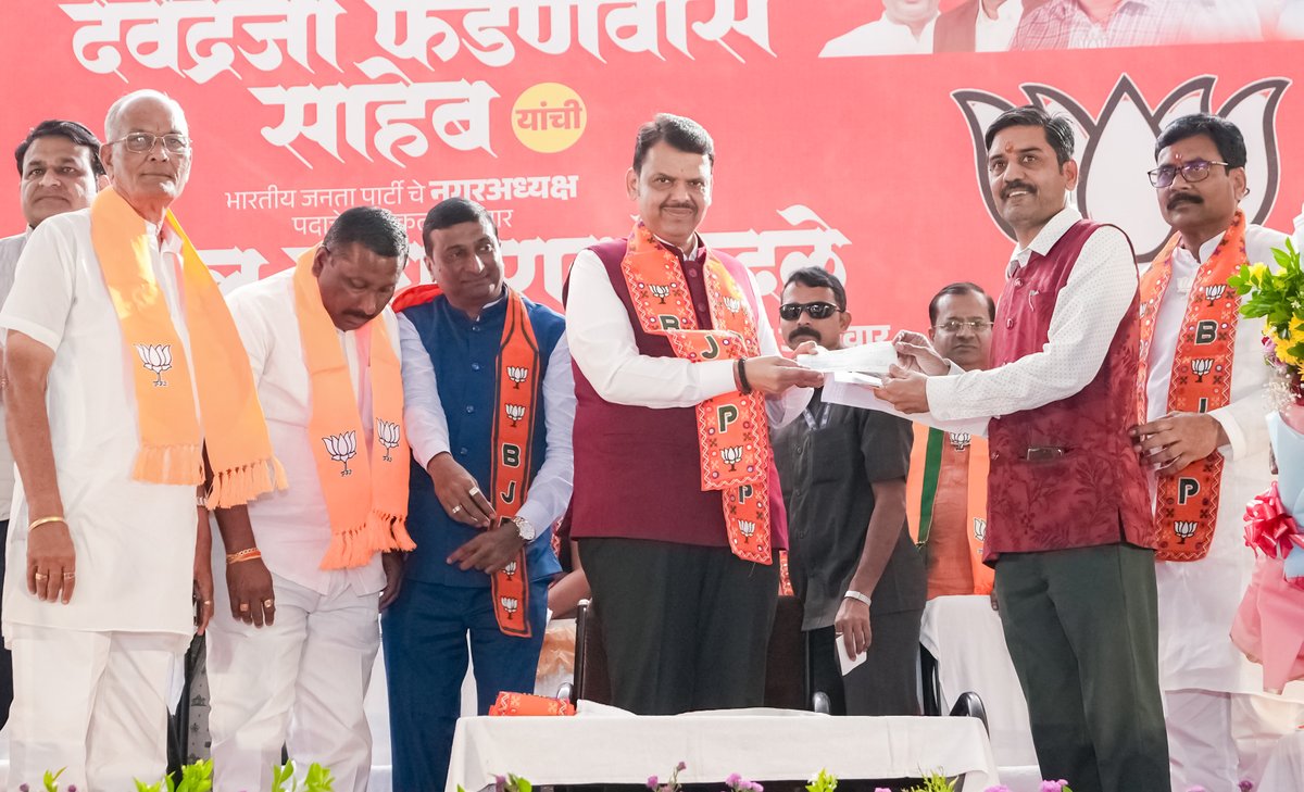 Devendra_Office's tweet image. मुख्यमंत्री देवेंद्र फडणवीस यांना वाशिम येथे निलेश सोमाणी यांनी अतिवृष्टीग्रस्तांसाठी &apos;मुख्यमंत्री सहाय्यता निधी&apos;मध्ये ₹51,000 देणगीचा धनादेश सुपूर्द केला. यावेळी मुख्यमंत्री फडणवीस यांनी त्यांचे आभार मानले!
 
@Dev_Fadnavis 
#Maharashtra #DevendraFadnavis #CMReliefFund