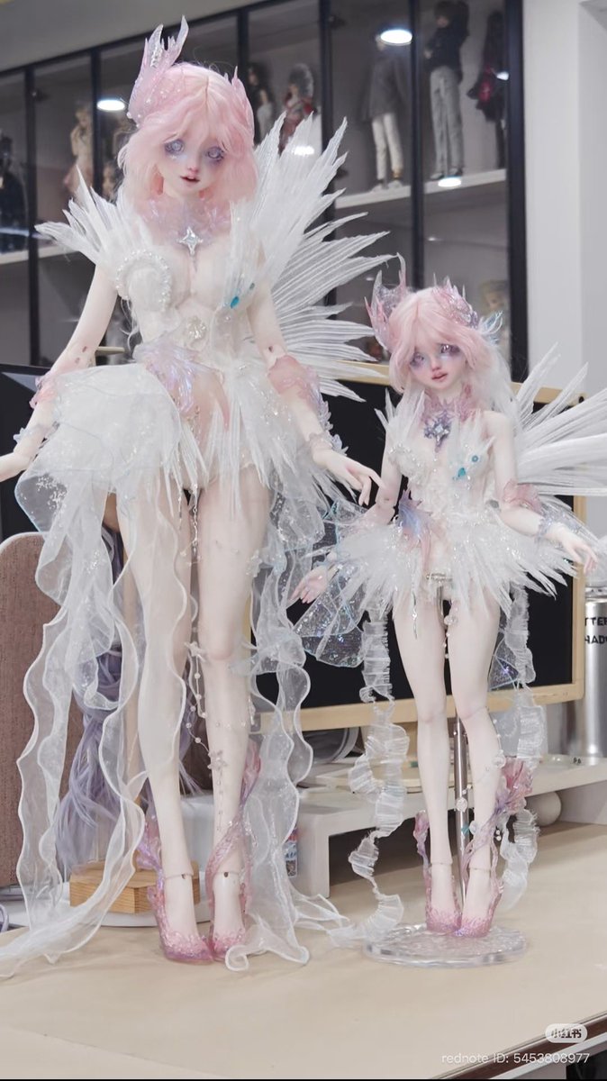 Note_BJD's tweet image. 🍑 aedoll官店
✅ 艾瑞丝 ( Iris / 아이리스 )
➡️ 1/4
⏰ 2025.12.1. 13:00 (KST) ~ 26.2.1.
⏳ 60~150일 소요
1️⃣ 머리둘레 18cm
2️⃣ 목둘레 6.5cm
3️⃣ 안구 14/7mm
📢 이전 1/3와 동일한 타입의 1/4 버전입니다
📢 开眼(개안), 眠眼(폐안) 두 타입
📢 의상 두 타입