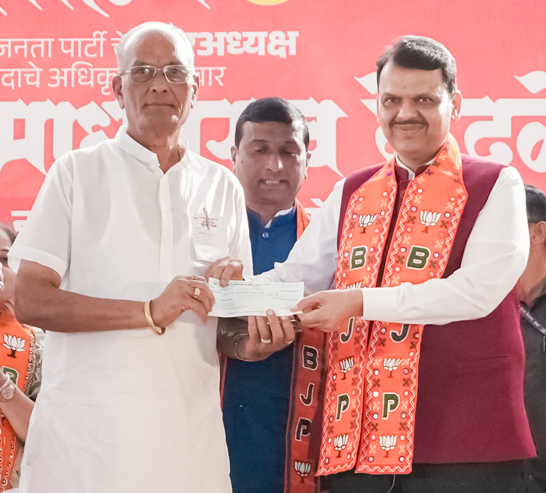 Devendra_Office's tweet image. मुख्यमंत्री देवेंद्र फडणवीस यांना वाशिम येथे &apos;जय गजानन कृषी बाजार&apos;च्या वतीने गिरधारीलाल सारडा यांनी अतिवृष्टीग्रस्तांसाठी &apos;मुख्यमंत्री सहाय्यता निधी&apos;मध्ये ₹1,01,111 देणगीचा धनादेश सुपूर्द केला. यावेळी मुख्यमंत्री फडणवीस यांनी त्यांचे आभार मानले!
 
@Dev_Fadnavis 
#Maharashtra…