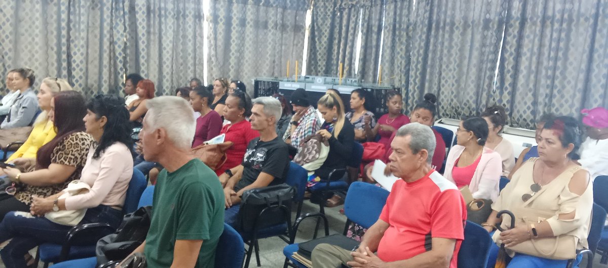 Se realiza en la mañana de hoy encabezada por la vicepresidenta del INOTU Yunelkis Mejias  y el Delegado de la DOTU Cienfuegos la discusión del programa de gobierno para corregir distorsiones y reimpulsar la economía.