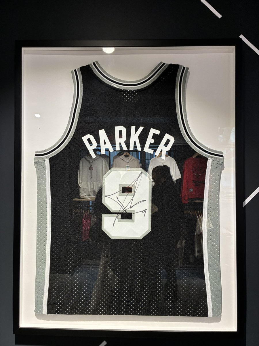 NBAショップ、トニーパーカーとウェンビーのサインある。フランス人