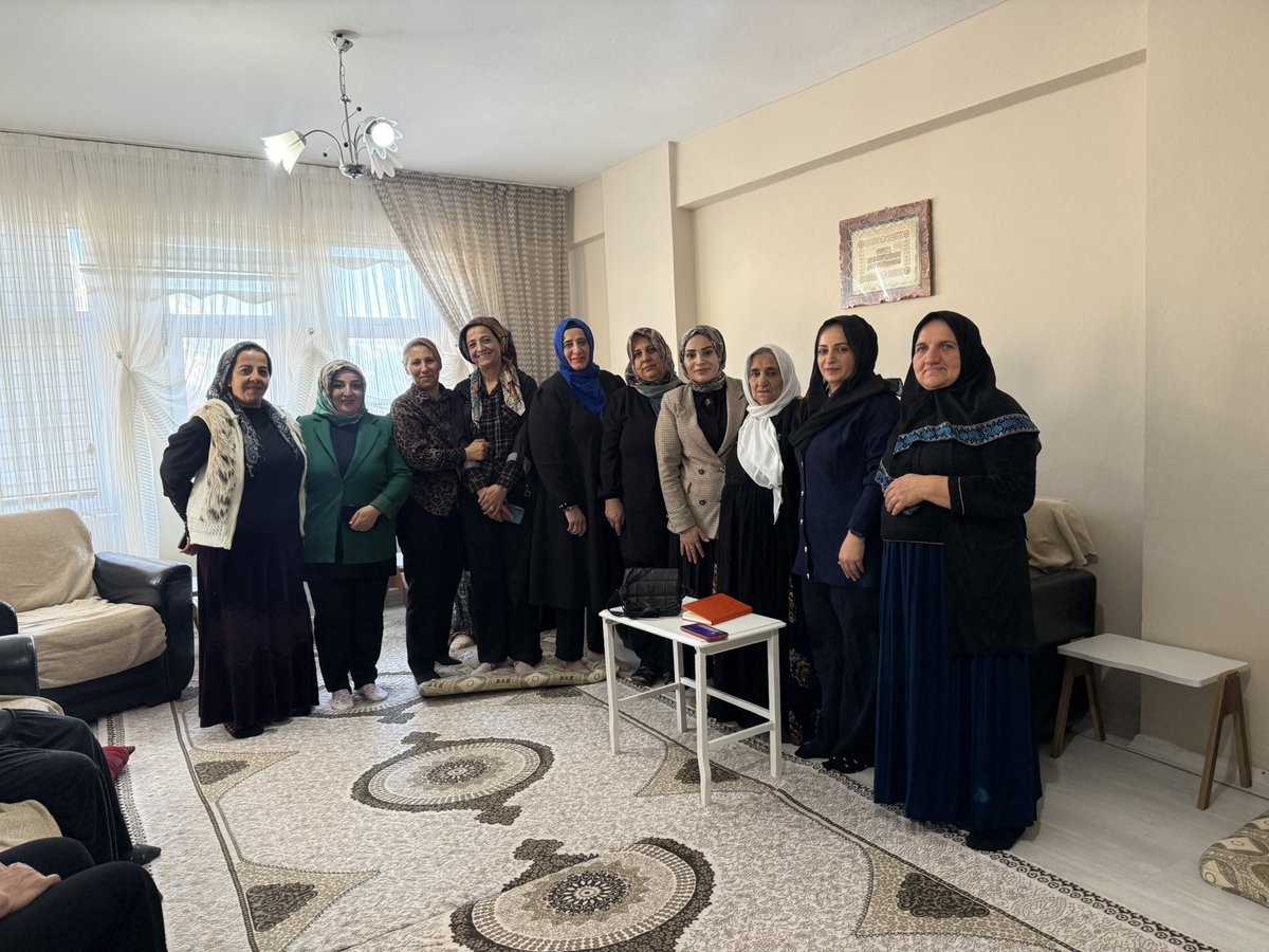 📍Hakkari /Gazi mahallesi 

Bugün Gazi Mahallesi’nde sadece bir toplantı yapmadık; birlikte büyüyen bir aile olduğumuzu bir kez daha hissettik.
Her sözünüz, her fikriniz bizim yolumuzu aydınlatıyor.
Kadının dokunduğu her yer güzelleşir; mahallemiz de sizinle güzelleşiyor. 💙