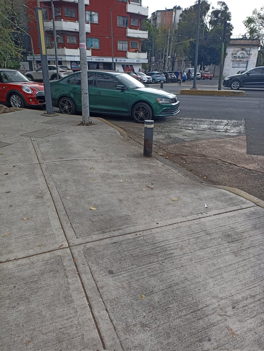 Ecs0000's tweet photo. @UCS_GCDMX @UCS_GCDMX auto estacionado nuevamente sobre el paso peatonal en Dr. Vertiz y Dr. García Diego; ahora uno sin placas 🫤, podrían coordinar con por favor? https://t.co/uHMUmV5wJd