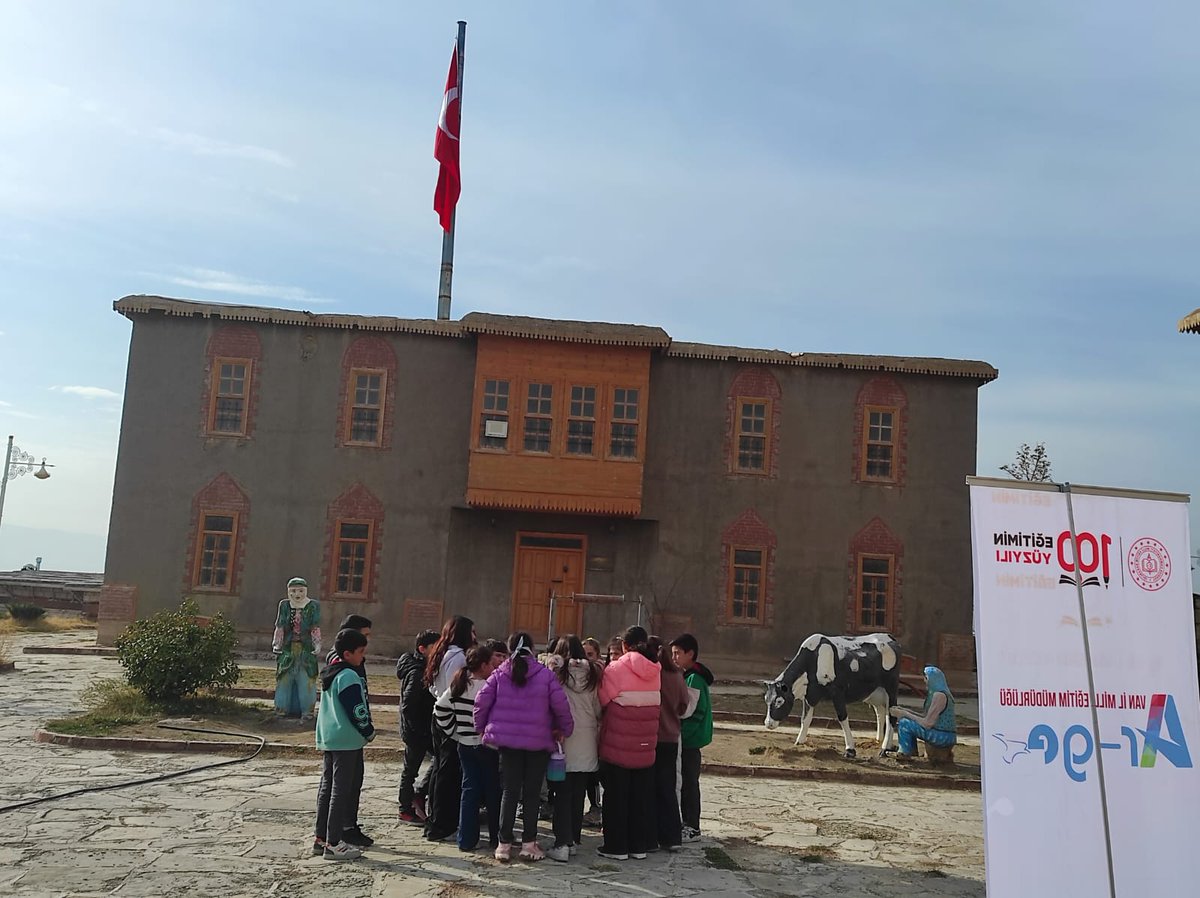 Geçmişten Geleceğe Van Projemiz kapsamında Şehit Jandarma Yarbay Yusuf Turgut Ortaokulu ile birlikte Eski Van Evlerini gezdik.
Tarihin izlerini yerinde keşfeden öğrencilerimizin merakı ve enerjisi, yolculuğumuza güç katıyor.
Öğrenme heyecanımız hız kesmeden devam ediyor!