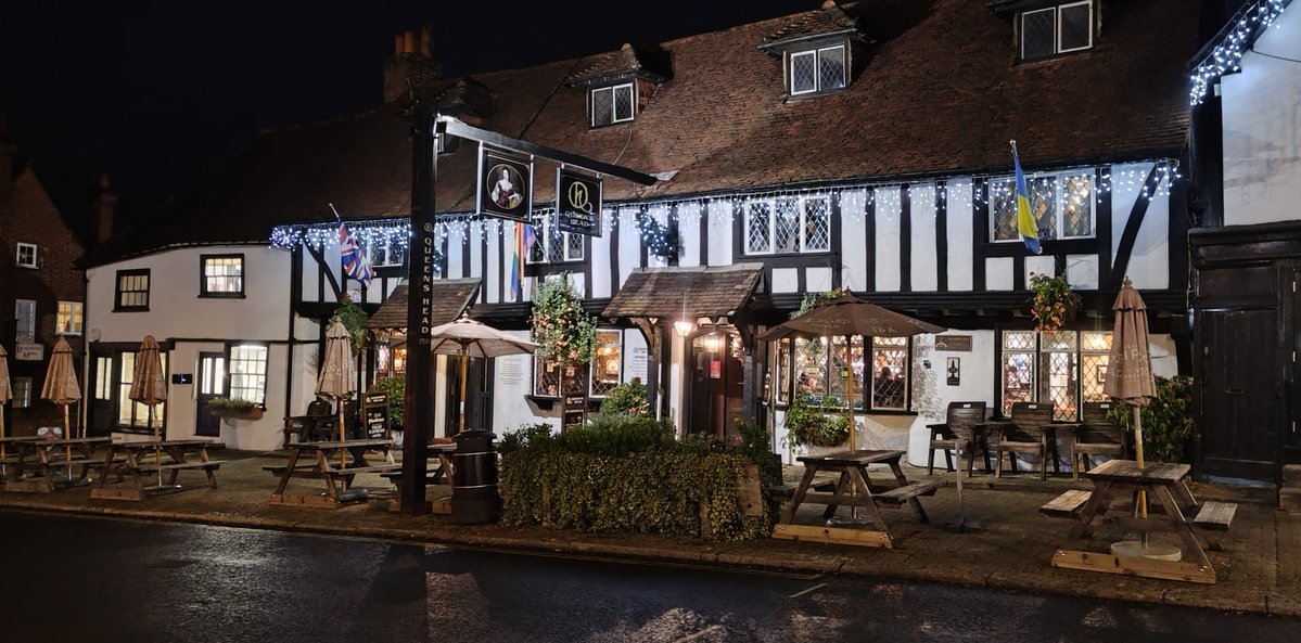 PinnerLocal's tweet image. A most welcome sight in the evening The Queens Head in #Pinner NW #London. One could be in the country but in fact its just a short Tube ride on the Met line from the centre @AndrewPearce_10 @angieschemist @PinnerAssociat @Pinner_Business @DSimmonds_RNP @TfL @CllrNormando