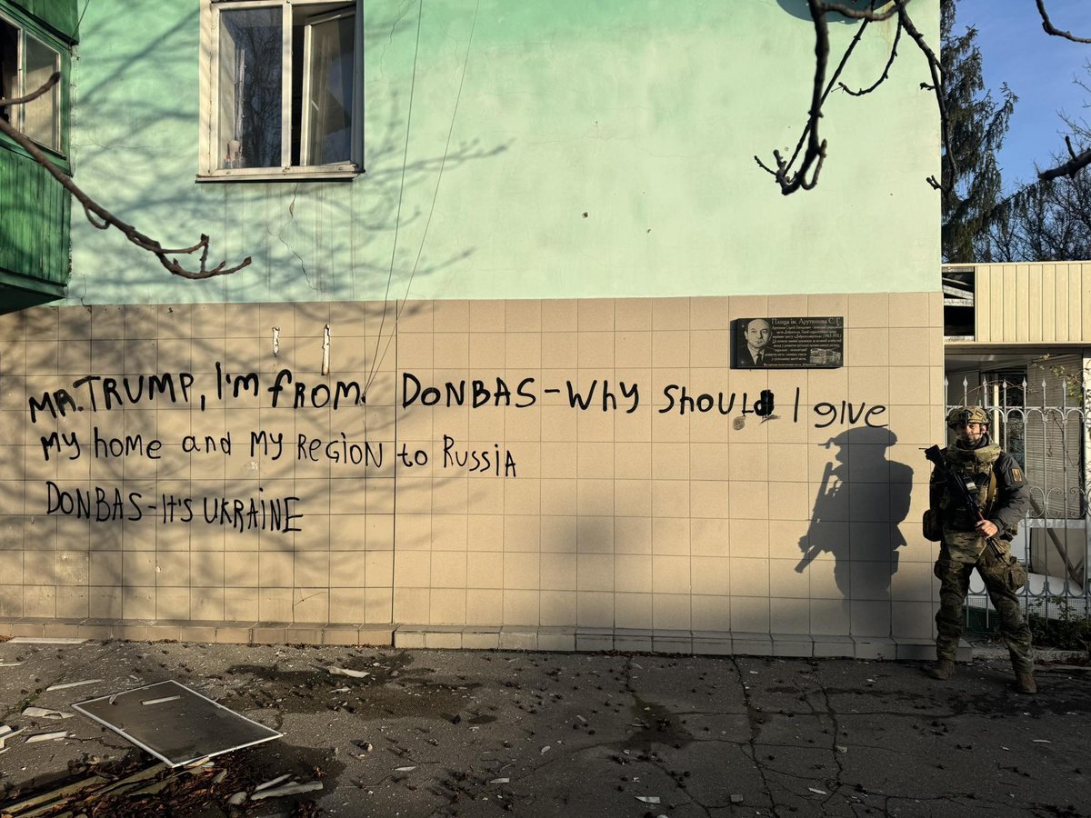 Toriadus's tweet image. “Mr. Trump, I’m from Donbas — why should I give my home and my region to Russia? Donbas is Ukraine”

This message on the building was written by a Ukrainian soldier originally from Donetsk.
