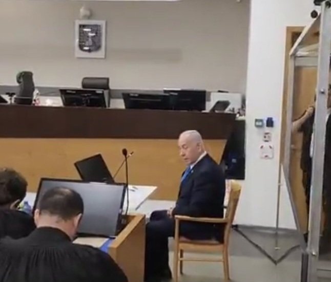 התמונה הזו היא הרבה מעבר לנאשם, היא מפעל חייו.

בדידות.

אתה יכול להיות מוקף מאות אנשים כל היום אבל להיות בודד.

אבל אל תרחמו, ממש לא, יש הרבה מאוד סיבות טובות מאוד לבדידות שלו.

גם בימיו האחרונים יהיה לבד, מקולל, אות קין תהיה לנצח על מצחו כאחראי ישיר ובלעדי לטבח אוקטובר הארור.