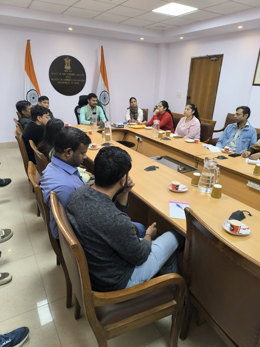 dchandlooms01's tweet image. उद्योग भवन, नई दिल्ली में आयोजित हिंदी कार्यशाला में अधिकारियों ने उत्साहपूर्वक सहभागिता कर कार्यक्षेत्र में हिंदी के प्रभावी उपयोग का संकल्प लिया।

#MinistryofTextiles #DChandlooms #vocalforlocal #Hindi #karyashala #hindikaryashala #session