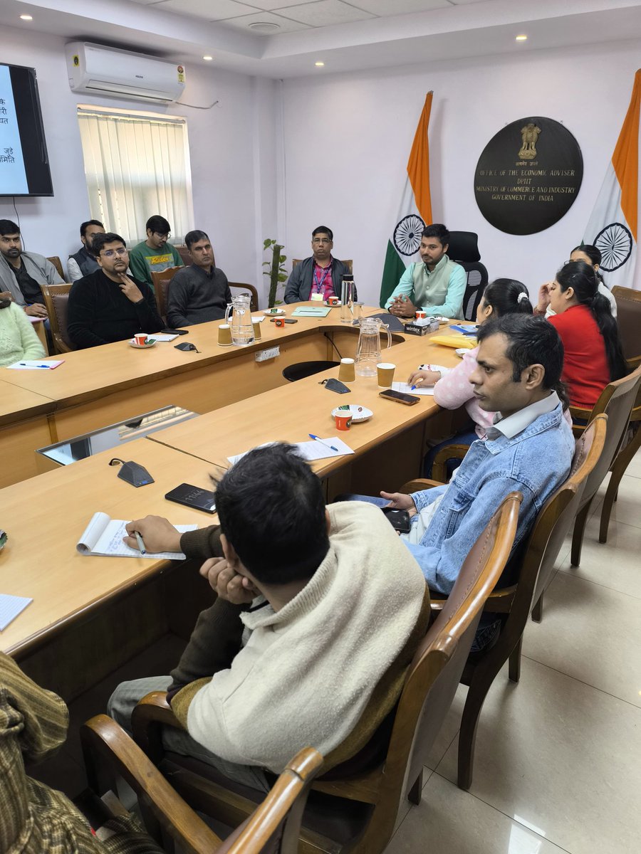 dchandlooms01's tweet image. उद्योग भवन, नई दिल्ली में आयोजित हिंदी कार्यशाला में अधिकारियों ने उत्साहपूर्वक सहभागिता कर कार्यक्षेत्र में हिंदी के प्रभावी उपयोग का संकल्प लिया।

#MinistryofTextiles #DChandlooms #vocalforlocal #Hindi #karyashala #hindikaryashala #session