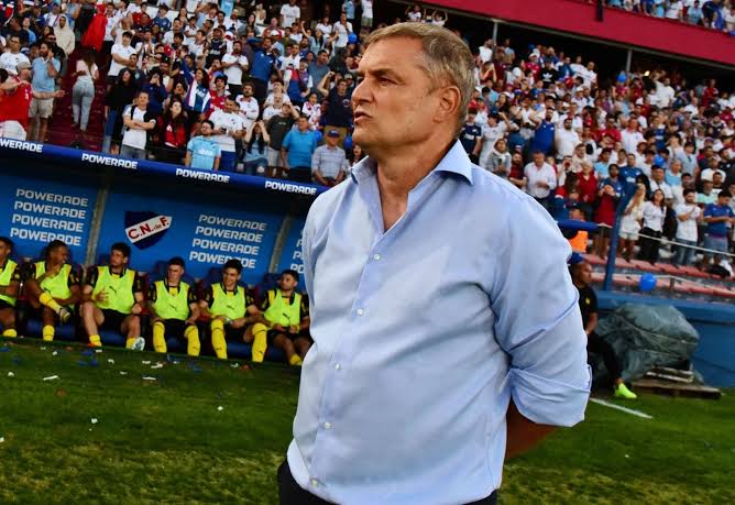 Rt si te cruzas a Diego Aguirre
 el de la camiseta celeste para ganar el domingo en el gallinero.