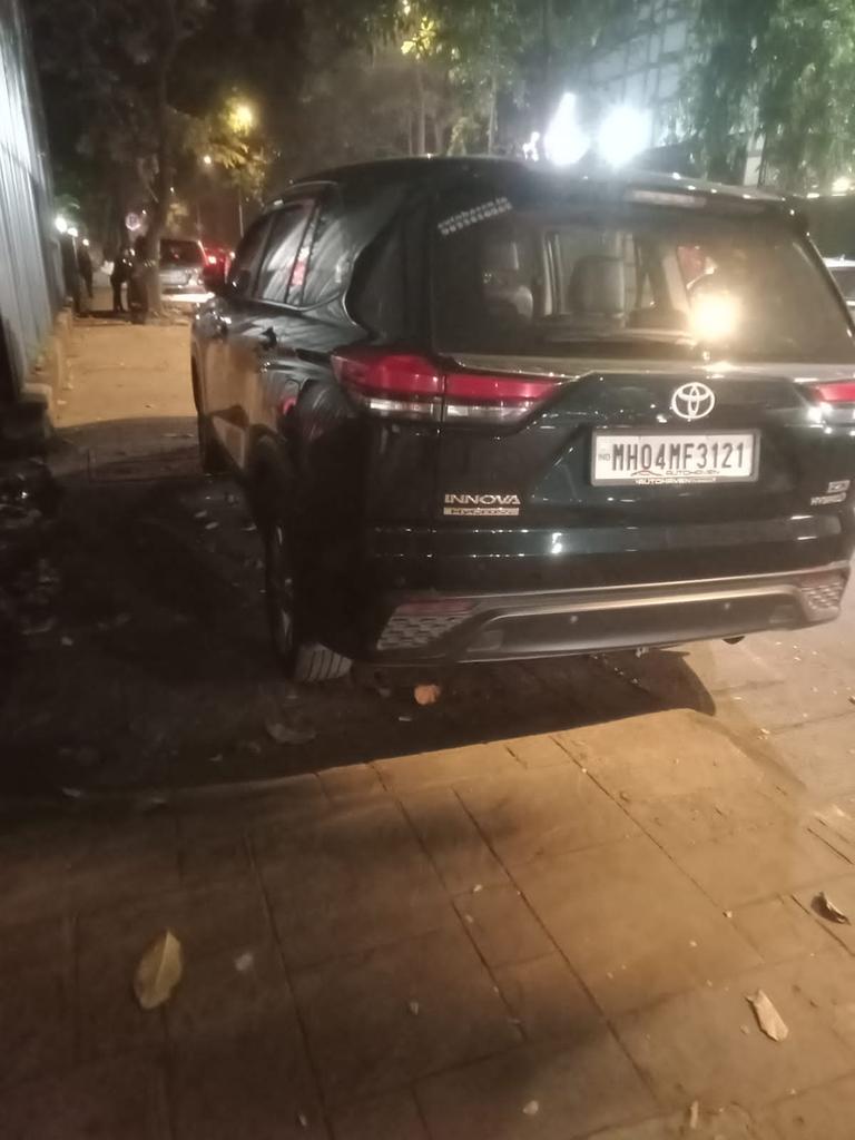 Adelf92's tweet photo. Cars parked on the footpath &amp; no parking zone on St.Andrew's road Bandra west. This is causing a traffic jam outside Bandra Gymkhana @MTPHereToHelp @MumbaiPolice @mybmc https://t.co/tw4F5Ld6mb